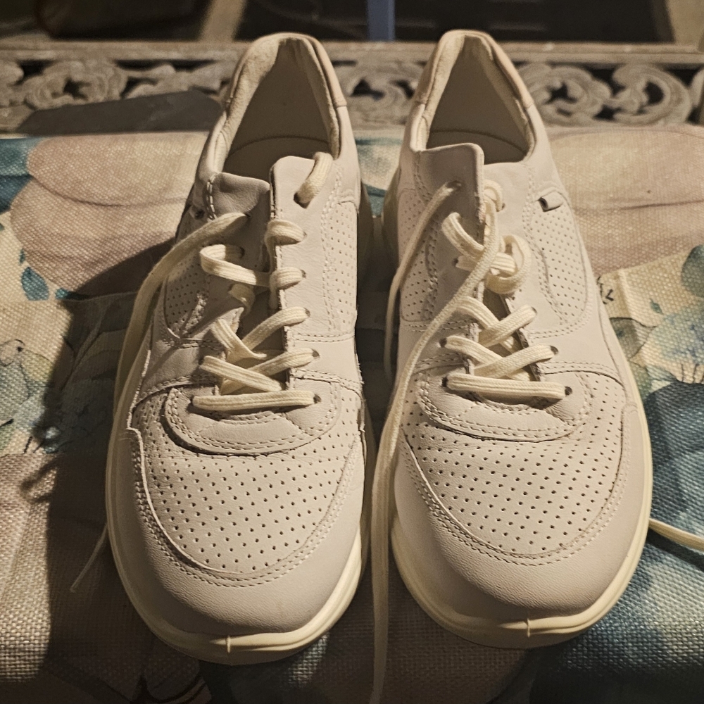 Ecco Cream Athletic Shoes with Comfort and Style